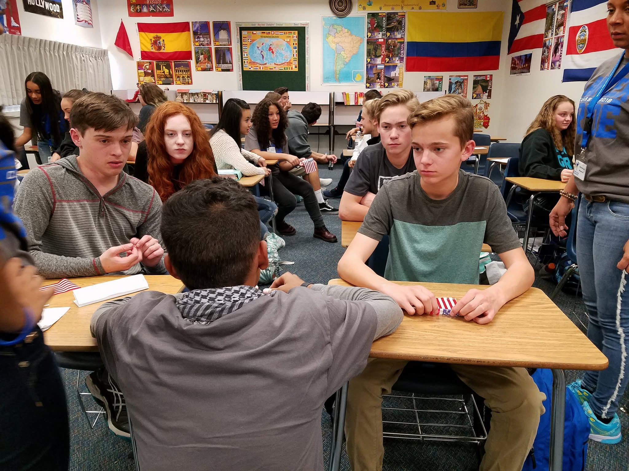 Juan en el salón de clase durante el intercambio en Estados Unidos